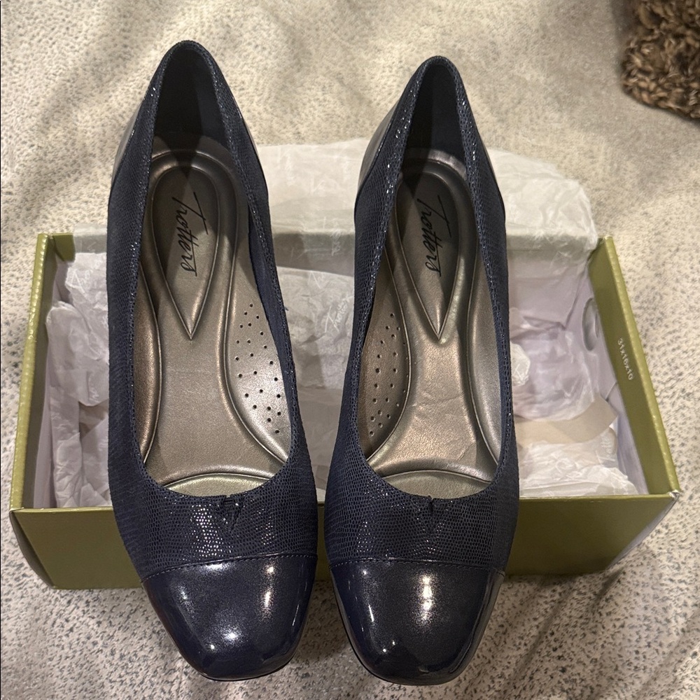 Trotters Women's Navy Heels